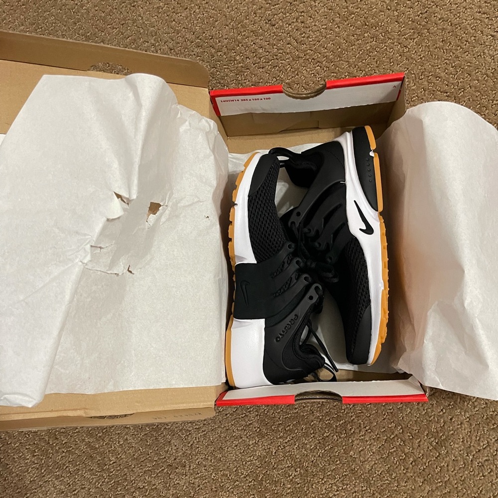 NBW. Nike Women Air Presto. Black & White. Size 5.